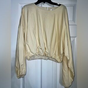 Cloud Ten Cropped Lightweight Pullover Blouse in Cream